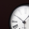 ARNE JACOBSEN CLOCKS AJ Roman Tischuhr – Bild 7